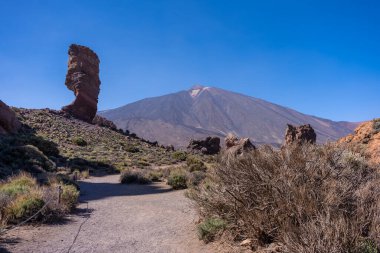 Tenerife, Kanarya Adaları 'ndaki Teide' nin doğal bölgesinde Roques de Gracia ve Roque Cinchado arasındaki çok basit bir turizm yolu.