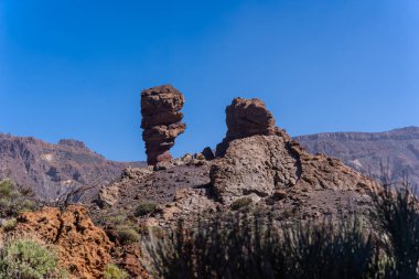 Roque Cinchado, Tenerife, Kanarya Adaları 'ndaki Teide Dağı' nın doğal alanında arkadan görüldü.