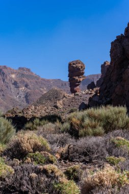 Roque Cinchado, Tenerife, Kanarya Adaları 'ndaki Teide Dağı' nın doğal alanında arkadan görüldü.