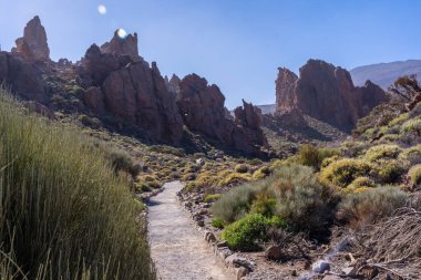 Tenerife, Kanarya Adaları 'ndaki Teide' nin doğal bölgesinde Roques de Gracia ve Roque Cinchado arasındaki ay manzarası