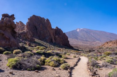 Tenerife, Kanarya Adaları 'ndaki Teide' nin doğal bölgesinde Roques de Gracia ve Roque Cinchado arasındaki ay manzarası