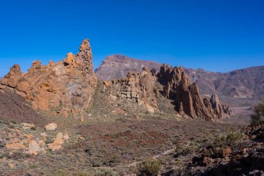 Roques de Gracia 'da yokuş aşağı ve Tenerife, Kanarya Adaları' ndaki Teide 'nin doğal bölgesinde Roque Cinchado.