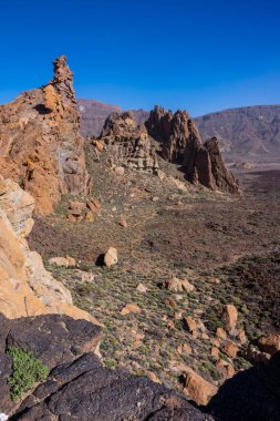 Roques de Gracia 'da yokuş aşağı ve Tenerife, Kanarya Adaları' ndaki Teide 'nin doğal bölgesinde Roque Cinchado.