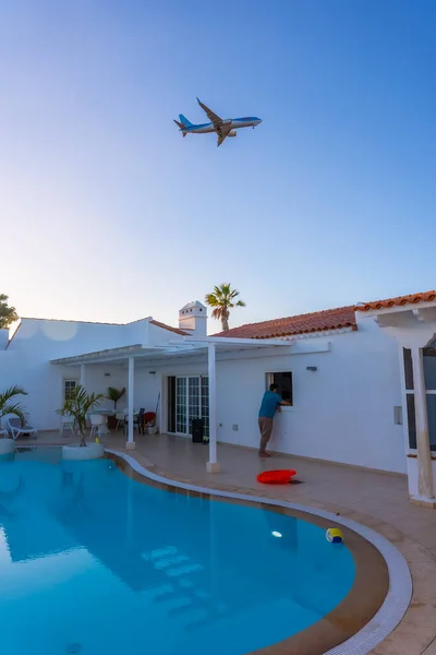 Swimming Pool Luxury Villa Plane Passing Overhead Los Cristianos South — Foto de Stock