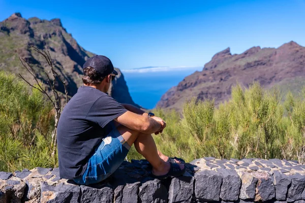 Ein Tourist Mit Mütze Blickt Auf Die Berggemeinde Masca Norden — Stockfoto