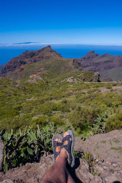 Mladý Muž Sedící Horském Městečku Masca Severu Tenerife Kanárských Ostrovech — Stock fotografie