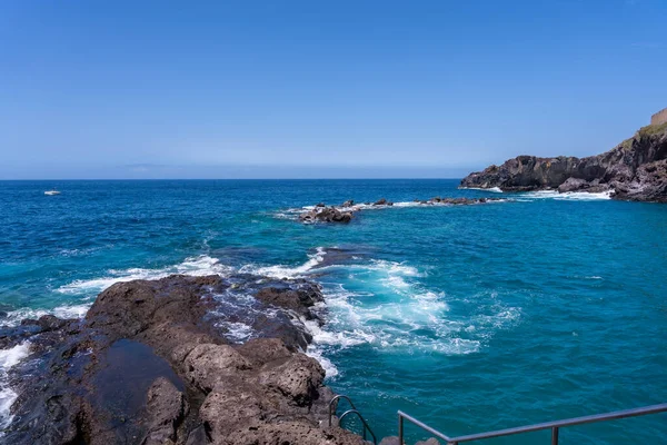 Denize inmek için merdivenler Tenerife, Kanarya Adaları 'nın batı kıyısındaki Abama plajına.