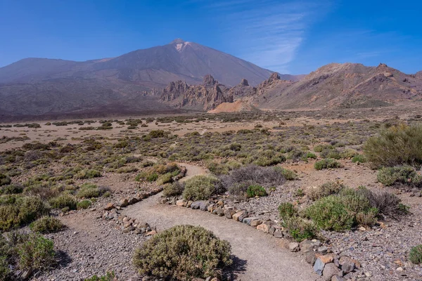 Tenerife, Kanarya Adaları 'ndaki Teide Doğal Parkı' ndaki Llano de Ucanca perspektifinde volkan yürüyüşü patikası