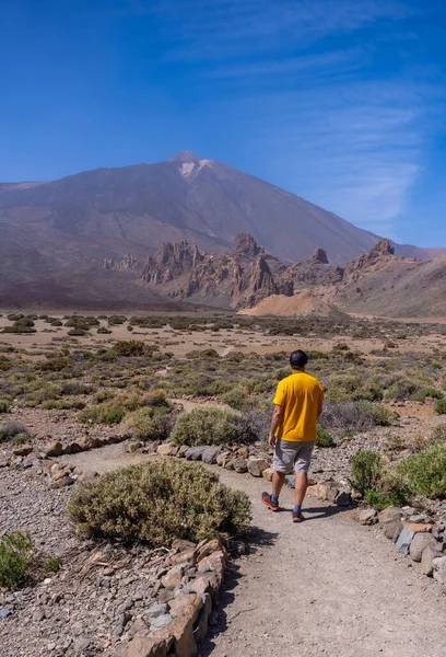 Genç Bir Turist Tenerife Kanarya Adaları Ndaki Teide Doğal Parkı — Stok fotoğraf