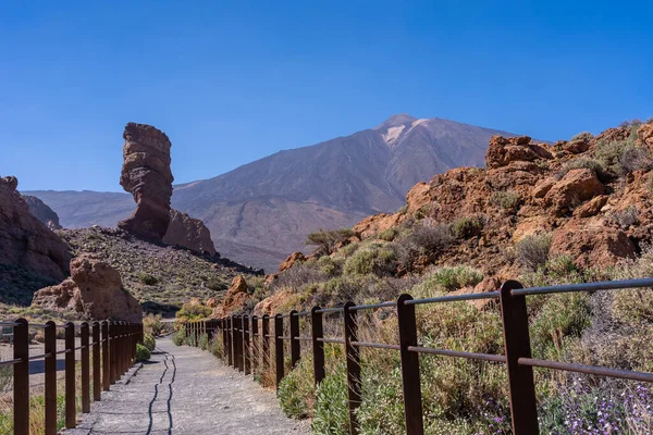 Tenerife, Kanarya Adaları 'ndaki Teide' nin doğal bölgesinde Roques de Gracia ve Roque Cinchado arasındaki çok basit bir turizm yolu.
