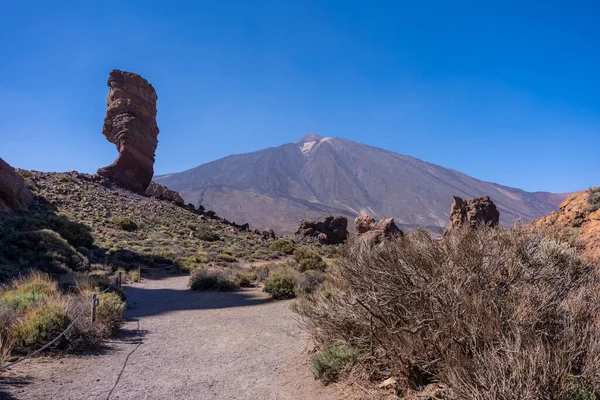 Tenerife, Kanarya Adaları 'ndaki Teide' nin doğal bölgesinde Roques de Gracia ve Roque Cinchado arasındaki çok basit bir turizm yolu.