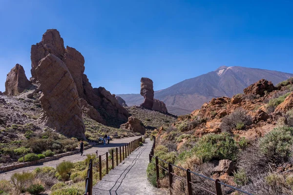 Tenerife, Kanarya Adaları 'ndaki Teide Dağı' nın doğal alanındaki Roques de Gracia ve Roque Cinchado yolları.