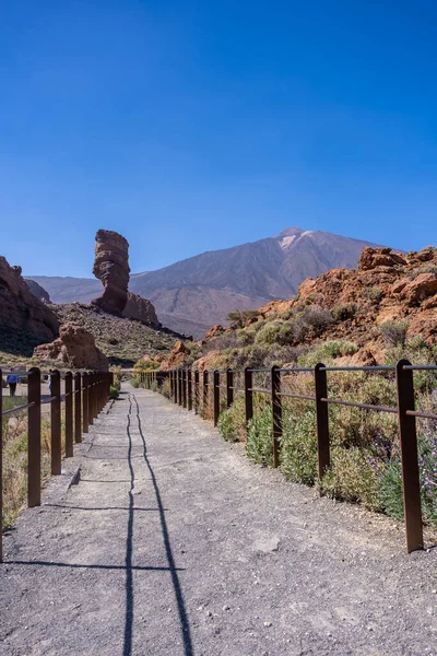 Tenerife, Kanarya Adaları 'ndaki Teide' nin doğal bölgesinde Roques de Gracia ve Roque Cinchado arasındaki turistik patika