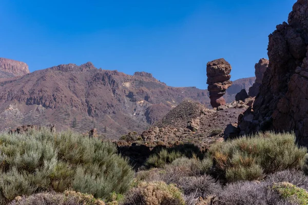 Roque Cinchado, Tenerife, Kanarya Adaları 'ndaki Teide Dağı' nın doğal alanında arkadan görüldü.