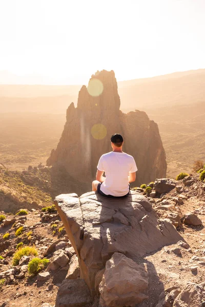 Joven Turista Con Una Camiseta Blanca Mirando Atardecer Área Natural —  Fotos de Stock