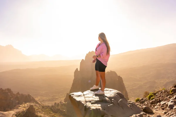 Ein Junger Tourist Mit Rosa Sweatshirt Betrachtet Den Sonnenuntergang Naturgebiet — Stockfoto