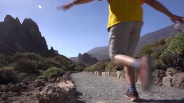 Tenerife, Kanarya Adaları 'ndaki Teide' nin doğal bölgesinde Roques de Gracia ve Roque Cinchado arasında yürüyen bir turist.