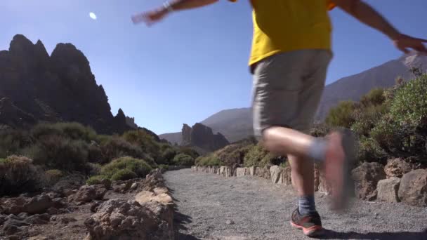 Turista Caminhando Caminho Entre Roques Gracia Roque Cinchado Área Natural — Vídeo de Stock