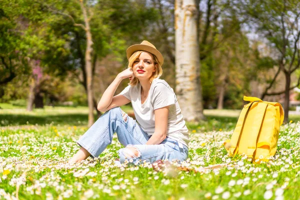 Młoda Blondynka Kapeluszu Ciesząca Się Wiosną Parku Mieście Wakacje Obok — Zdjęcie stockowe