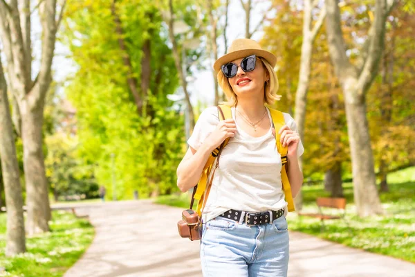 Turystyczna Blondynka Kapeluszu Okularach Przeciwsłonecznych Odwiedzająca Wiosną Park Mieście Poznająca — Zdjęcie stockowe