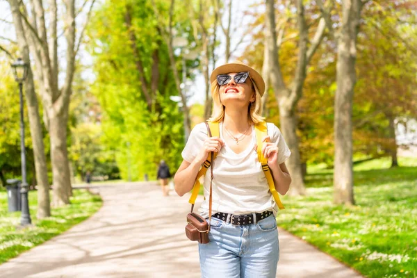 Turistická Blondýnka Kloboukem Slunečními Brýlemi Procházející Jaře Parku Městě Kamerou — Stock fotografie