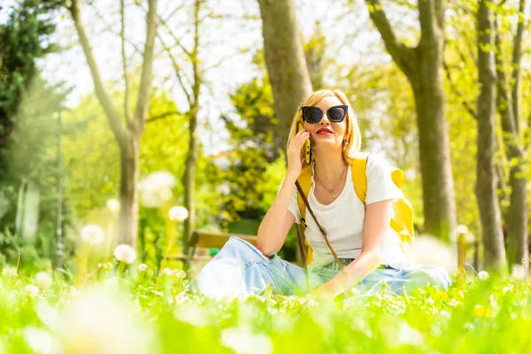 Turystyczna Blondynka Dzwoniąca Przyjaciół Telefonem Kapeluszu Okularach Przeciwsłonecznych Siedząca Wiosną — Zdjęcie stockowe
