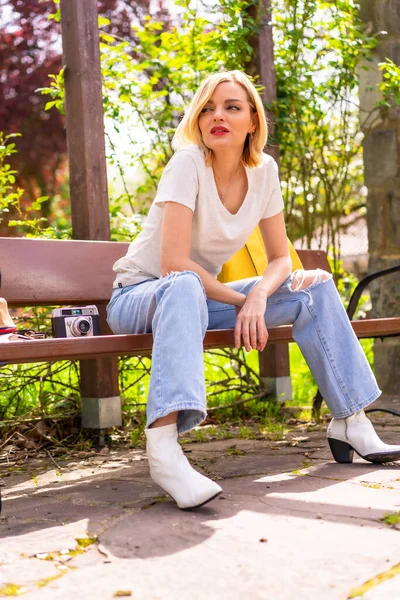 Portrait Blonde Tourist Girl Summer Vacation Sitting Bench Park — стоковое фото