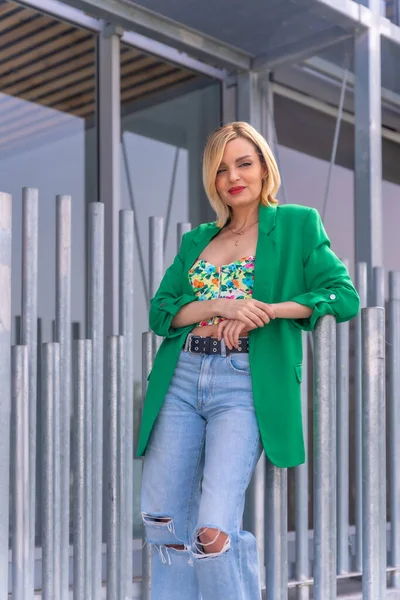 Retrato Uma Mulher Modelo Loira Uma Jaqueta Verde Belo Edifício — Fotografia de Stock