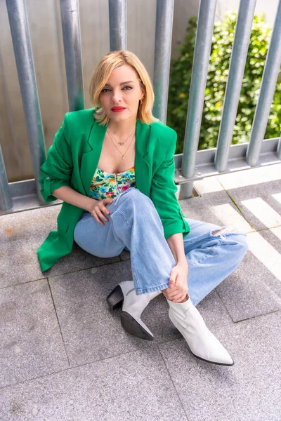 Foto Cima Uma Mulher Modelo Loira Uma Jaqueta Verde Sentada — Fotografia de Stock