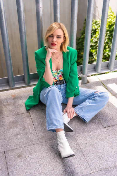 Foto Cima Uma Mulher Modelo Loira Uma Jaqueta Verde Sentada — Fotografia de Stock