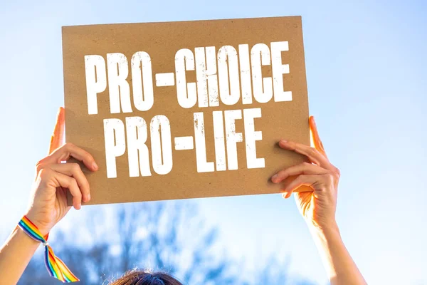 一名妇女手里拿着一张支持堕胎合法化的海报 抗议不要使堕胎在美国成为非法 赞成堕胎 赞成堕胎 反对堕胎 — 图库照片