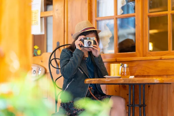 Una Turista Con Sombrero Una Cámara Fotográfica Tomando Terraza Una — Foto de Stock