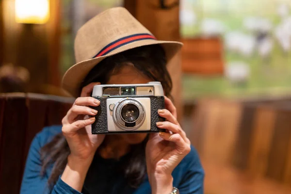 Pretty Tourist Hat Photo Camera Drinking Tea Cafe Taking Some — Zdjęcie stockowe