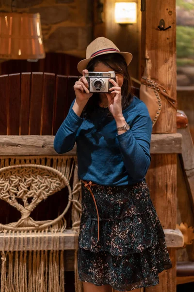 Bonito Turista Con Sombrero Una Cámara Fotos Tomando Café Tomando — Foto de Stock