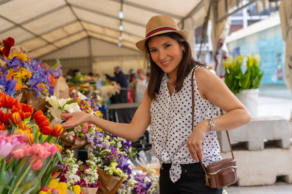 Turista Bonito Com Uma Câmera Fotos Visitando Mercado Flores Desfrutando — Fotografia de Stock