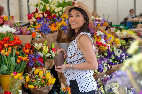 Ein Hübscher Tourist Mit Hut Besucht Einen Blumenmarkt Und Genießt — Stockfoto