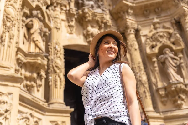 Bonito Turista Chapéu Visitando Uma Igreja Desfrutando Férias Primavera Verão — Fotografia de Stock