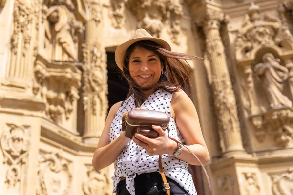 Красивый Турист Шляпе Посещающий Церковь Фотоаппаратом Наслаждающийся Весенними Летними Каникулами — стоковое фото