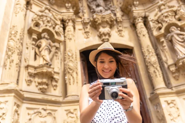 Tourist Woman Smiling Hat Visiting City Taking Photos Camera Enjoying — Zdjęcie stockowe