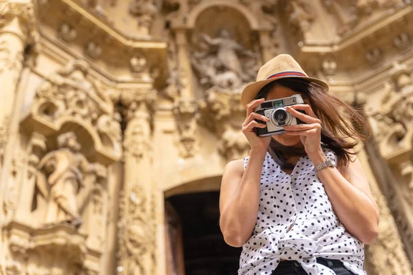 头戴礼帽的女人 带着老式相机参观城市拍照 享受暑假 享受女旅行者或女度假者的概念 以及数码内容的创造者 — 图库照片