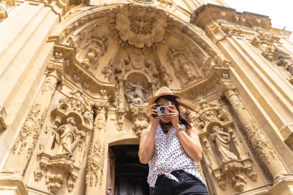 Uma Mulher Chapéu Visitando Cidade Tirando Fotos Com Uma Câmera — Fotografia de Stock