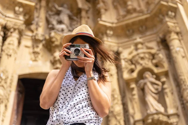 Woman Hat Visiting City Taking Photos Vintage Camera Enjoying Summer — Stock Fotó