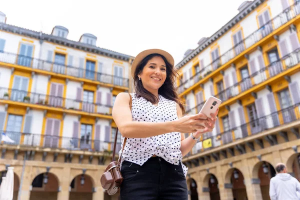 Женщина Шляпе Посещающая Город Отправляющая Сообщение Телефоном Наслаждающаяся Летними Каникулами — стоковое фото