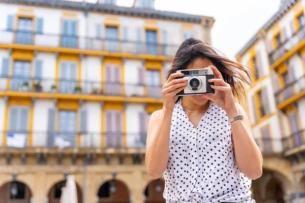 Turistkvinna Njuter Att Besöka Staden Tittar Resebilder Njuta Sommarsemester Kvinnlig — Stockfoto