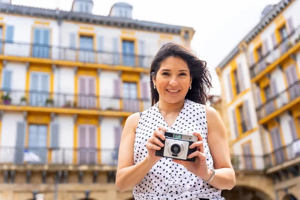 Tourist Woman Visiting City Looking Travel Photos Enjoying Summer Vacation — Zdjęcie stockowe