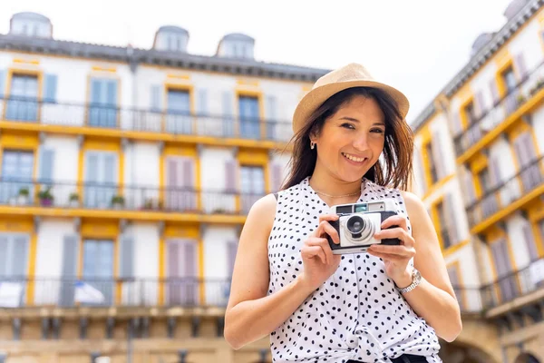 Mulher Turística Gosta Visitar Cidade Olhando Para Fotos Viagem Desfrutando — Fotografia de Stock