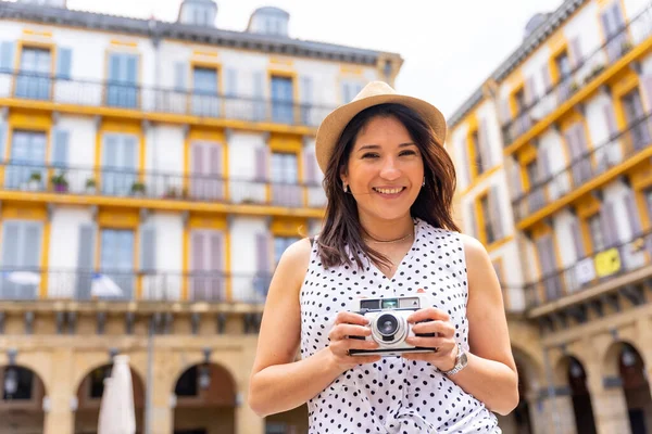 Tourist Woman Enjoying Visiting City Looking Camera Enjoying Summer Vacation — Stockfoto