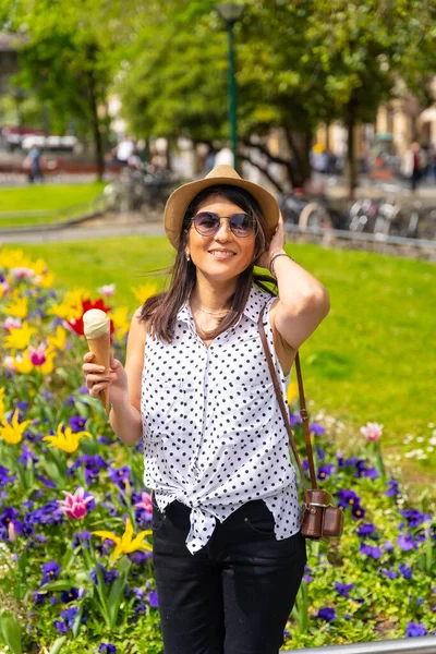 Tourist Woman Visiting City Eating Pistachio Ice Cream Enjoying Summer — Stock Fotó