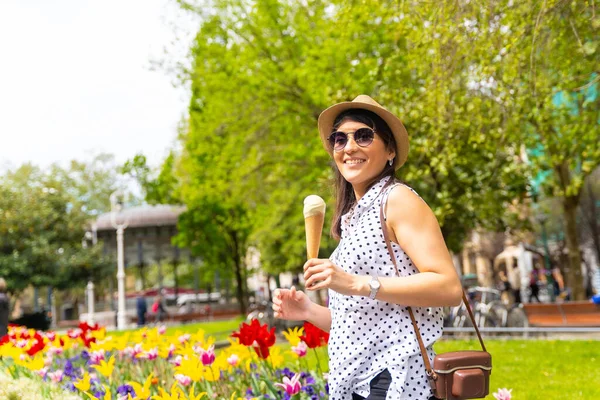 Tourist Woman Visiting City Eating Ice Cream Cone Enjoying Summer — Zdjęcie stockowe