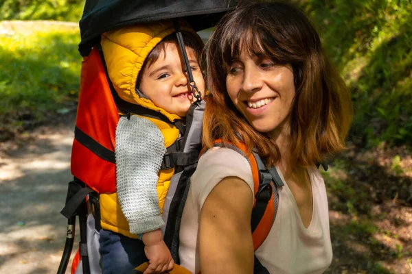 코아의아이아에 파고에 공원에서 아기와 어머니 바스크 — 스톡 사진